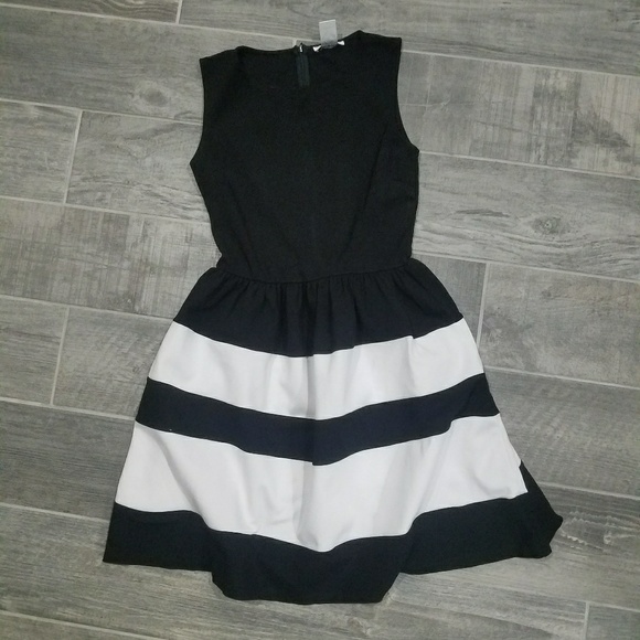 Bar III Dresses & Skirts - Adorable knee length dress